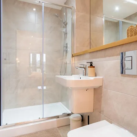 Spacious 2-bed Apartment, Free Parking & Contractor Friendly *