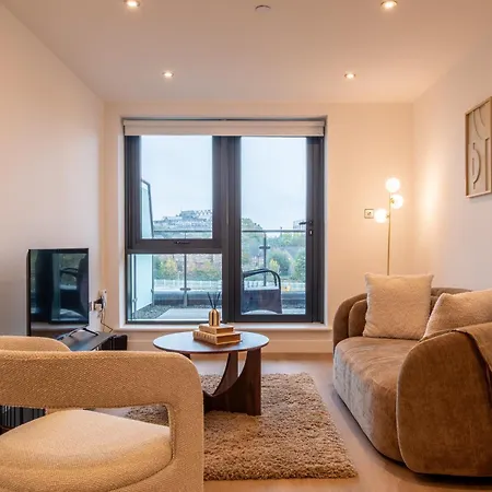 Spacious 2-bed Apartment, Free Parking & Contractor Friendly