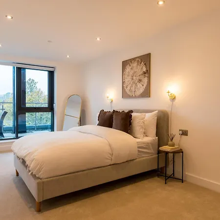 Spacious 2-bed Apartment, Free Parking & Contractor Friendly