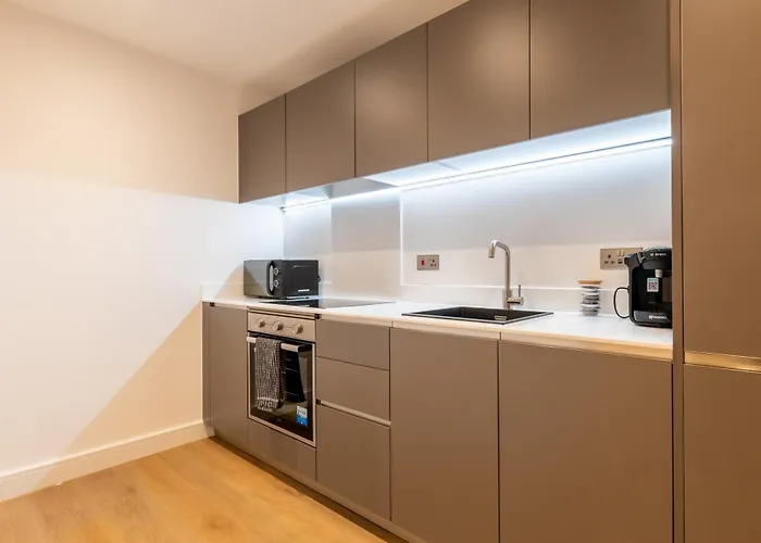Spacious 2-bed Apartment, Free Parking & Contractor Friendly