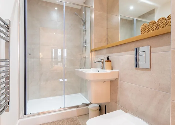 Spacious 2-bed Apartment, Free Parking & Contractor Friendly *