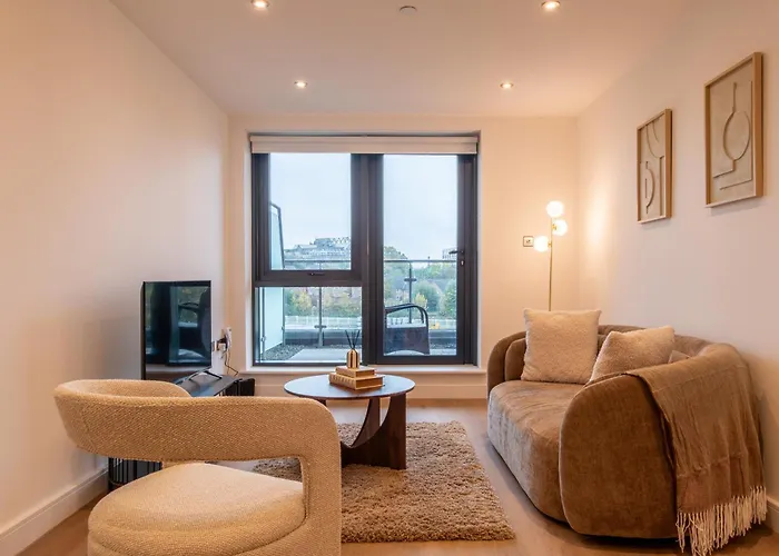 Spacious 2-bed Apartment, Free Parking & Contractor Friendly