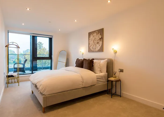 Spacious 2-bed Apartment, Free Parking & Contractor Friendly