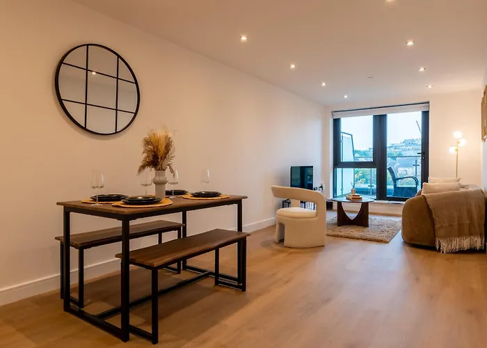 Spacious 2-bed Apartment, Free Parking & Contractor Friendly Leeds (West Yorkshire)